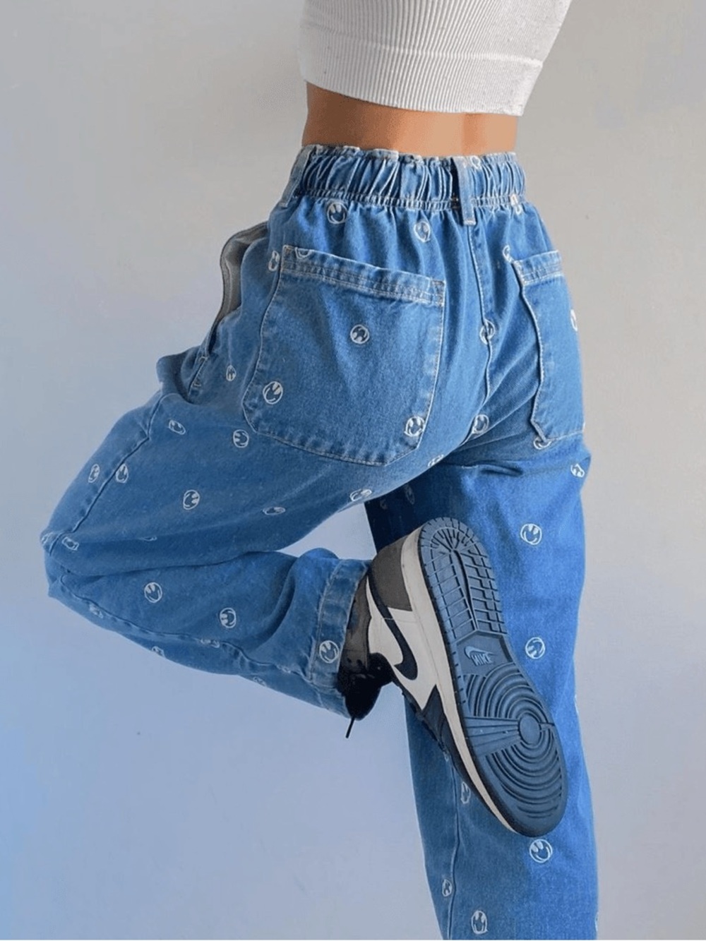 BDG Smiley Face Embroidered Baggy
Medium Wash Jeans- size: medium